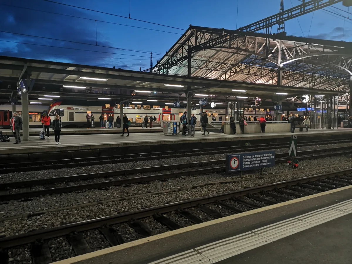 Una notte senza auto: come organizzare hotel, cena e partenza del mattino attorno alla stazione