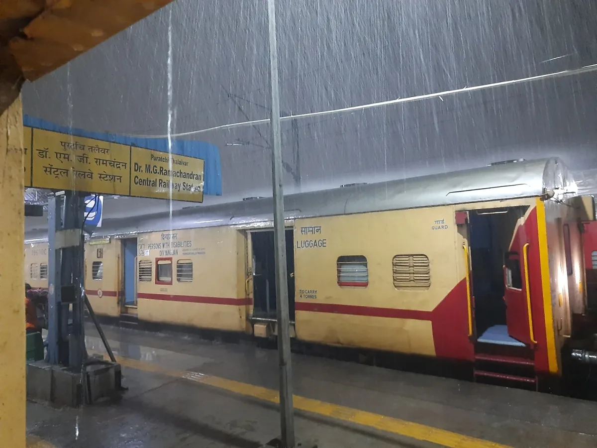 Arrivare in una città sotto la pioggia: perché il percorso stazione-hotel va controllato prima