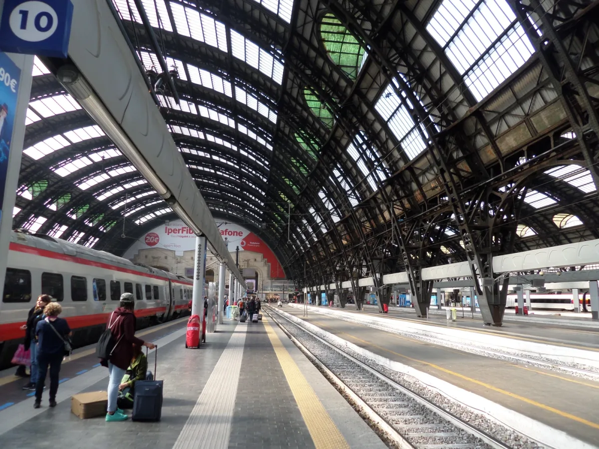 Dormire a una fermata dalla stazione: quando può essere più comodo che scegliere l’hotel più vicino