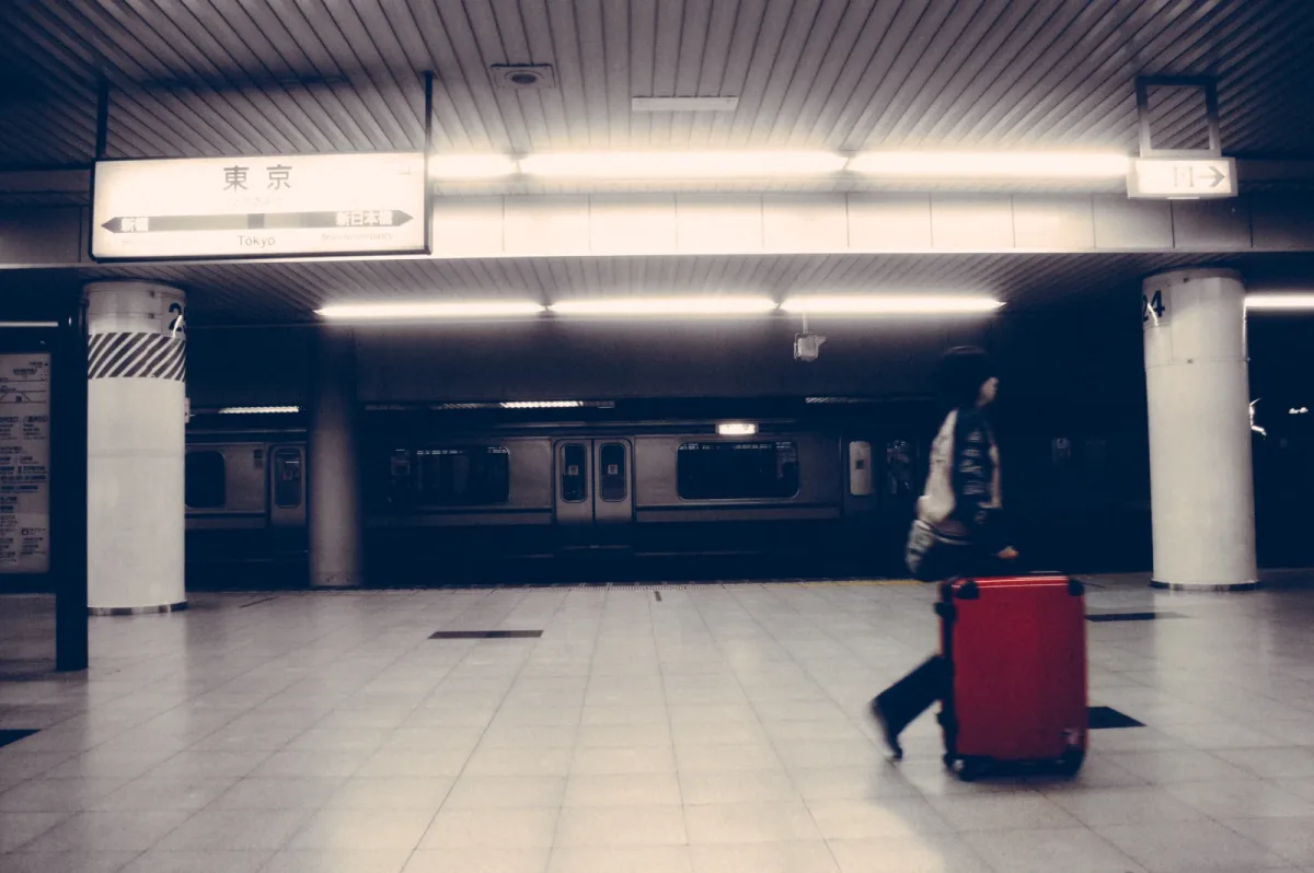 Una notte tra due treni: come evitare di perdere tempo tra check-in, cena e partenza del mattino