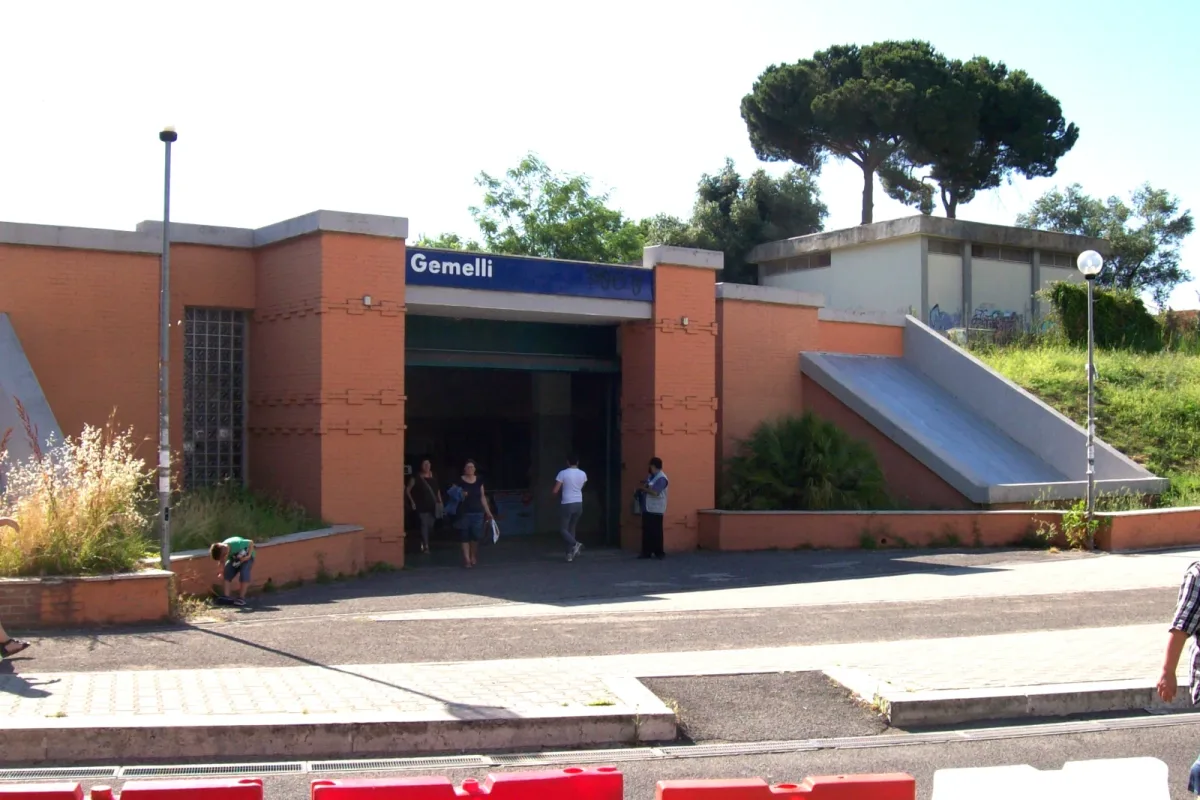 Stazione con più accessi: perché la distanza dall’hotel va misurata dall’uscita che userai davvero