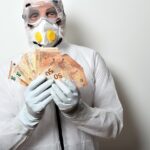 Pacchisti in azione durante il gioco "Affari Tuoi" con premi e monetine sul tavolo.