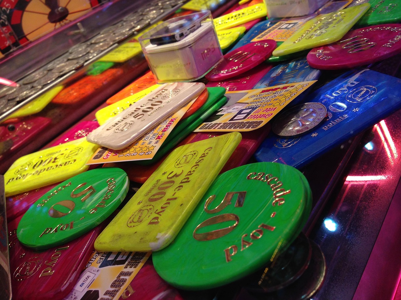 Immagine di biglietti Gratta e Vinci da 5€, evidenziando strategie per scegliere i più vincenti.