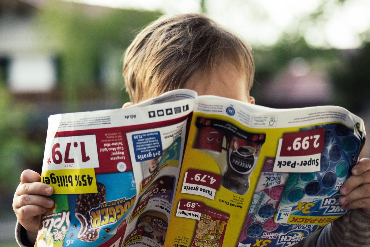 Logo del Bonus Edicola su uno sfondo di giornali e riviste cartacee.