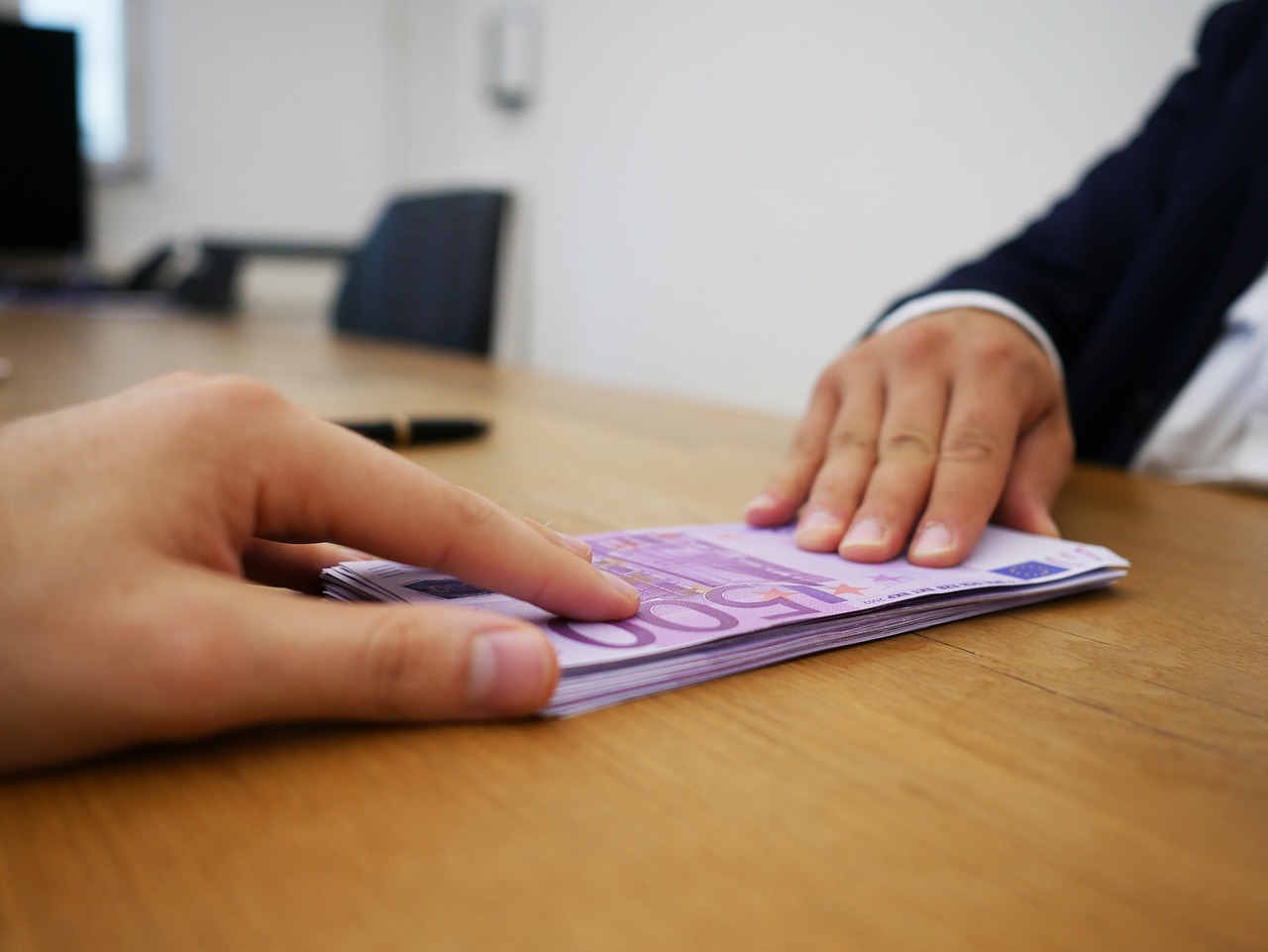 Bonifico di gennaio per invalidità civile con cifra evidenziata su un estratto conto.