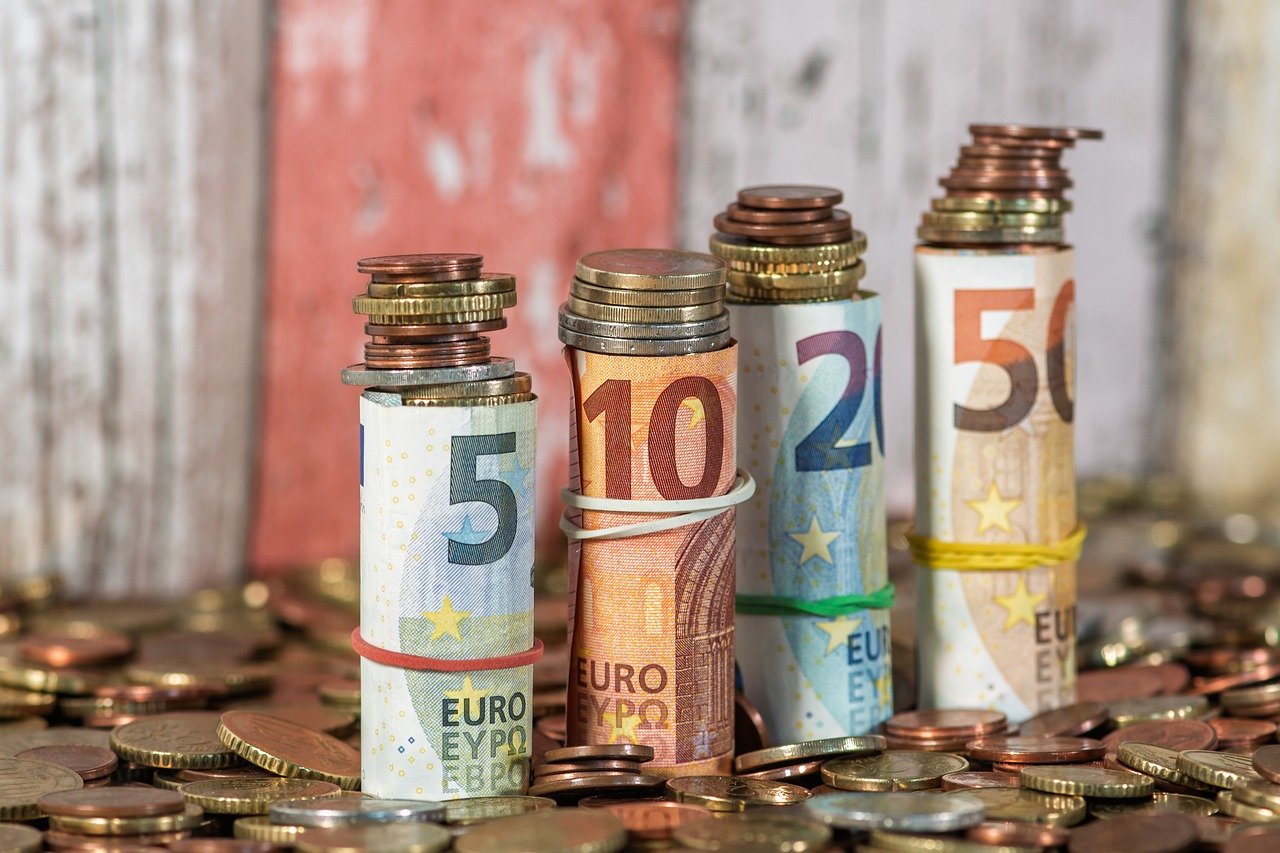 Tabella dei benefici pensionistici aumentati per il 2025, evidenziando le nuove cifre e scadenze.