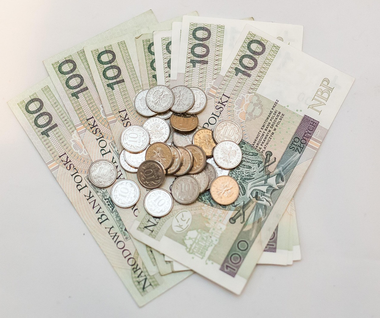 Tabella aggiornata sugli aumenti delle pensioni 2026 con dati e percentuali evidenziate.