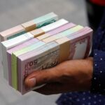 Un anziano sorride mentre legge notizie sul canone Rai 2026, evidenziando l'esenzione per chi compie 75 anni.