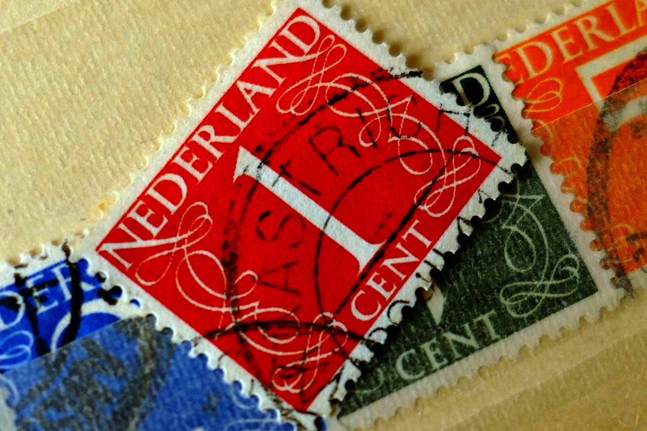 Immagine di un buono postale con indicazione del tasso di interesse del 7% e spiegazioni su come funziona.