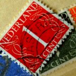 Francobolli rari con data di emissione significativa, simbolo di valore collezionistico.