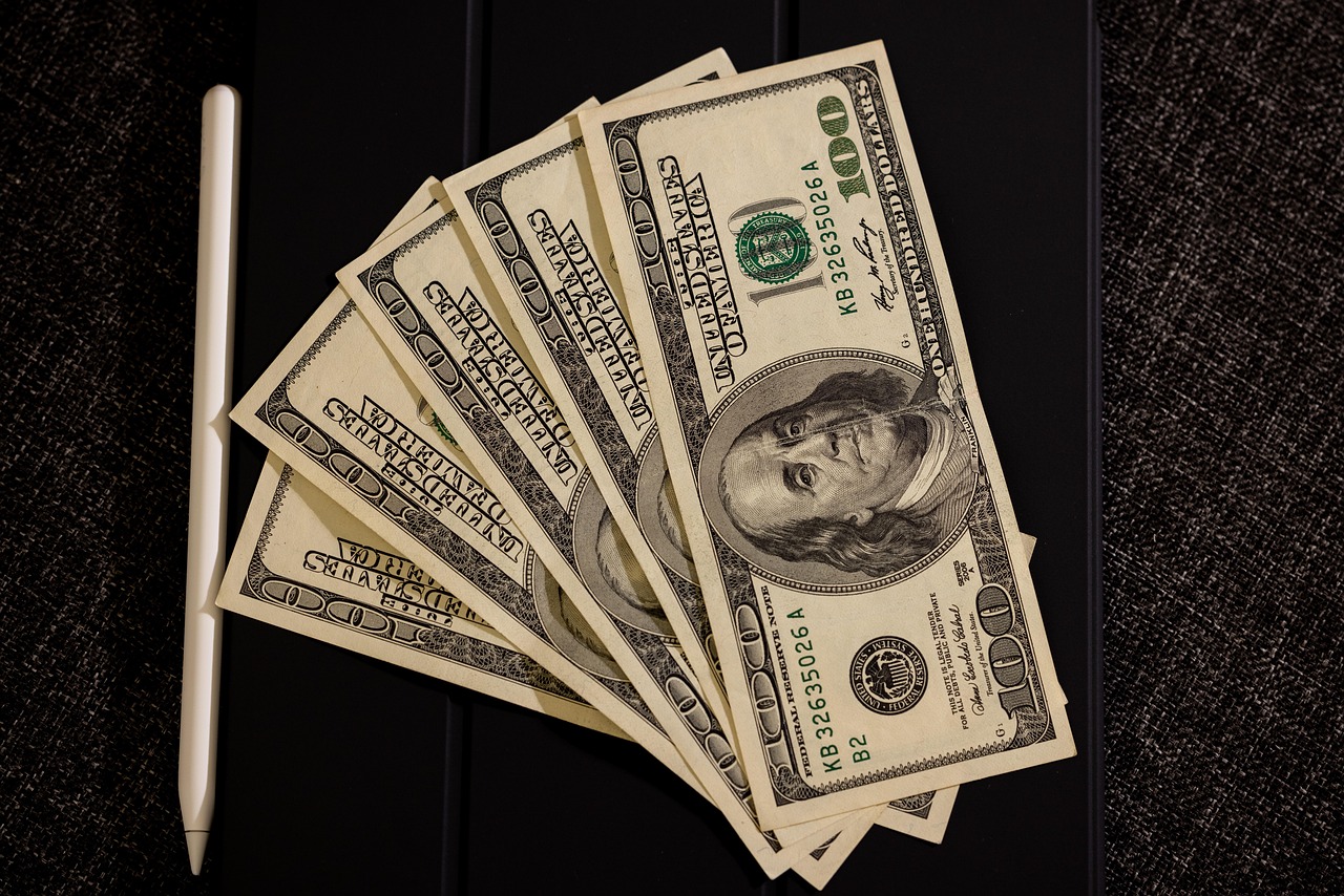 Uomo sorpreso controlla il conto in banca dopo l'accredito di 3600€ grazie alla Legge 104.