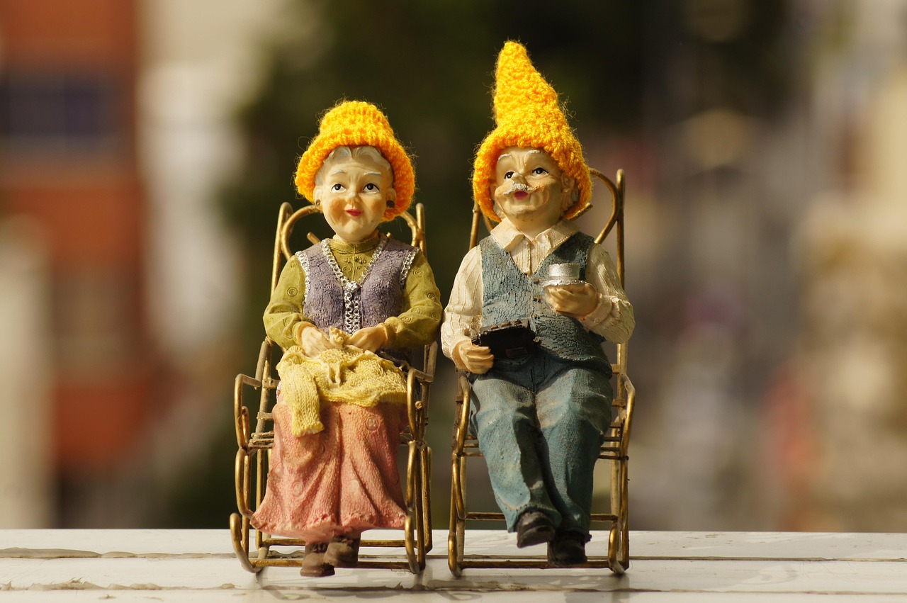 Uomo anziano che legge un documento sulle novità riguardanti l'età pensionabile.