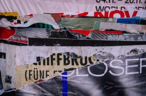 Manifesti pubblicitari vintage esposti, evidenziando il collezionismo di oggetti cartacei.