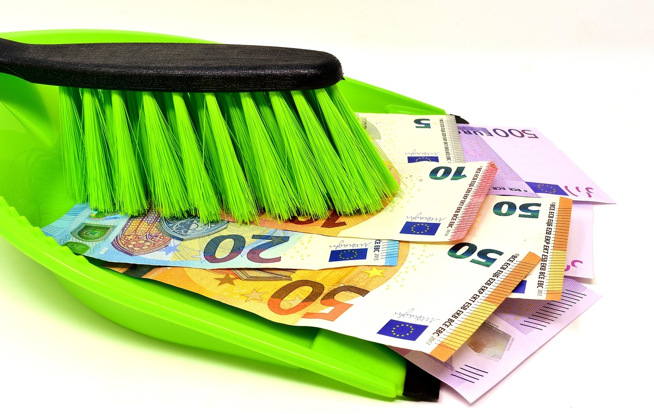 Calcolo della tredicesima per colf e badanti, con focus sulla corretta busta paga.