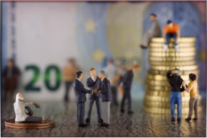 Persone al lavoro con grafico sulla pensione 2026 e scadenze di lavoro prolungate.