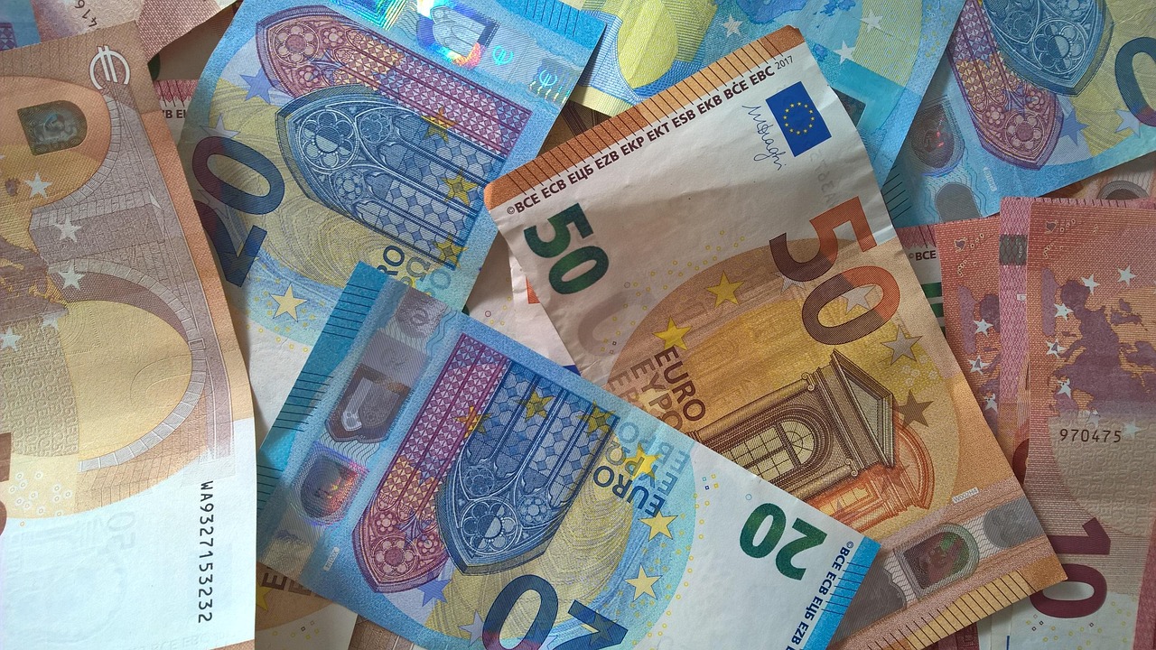 Vecchie banconote da 20 e 50 euro con un simbolo di annullamento e nuove banconote a confronto.