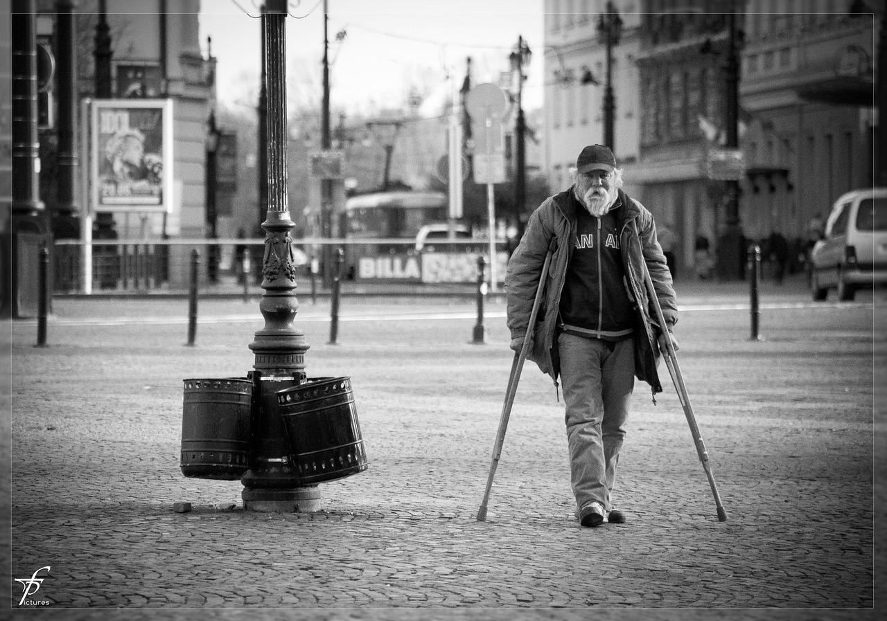 Persona con disabilità che consulta documenti, simbolo di diritti per invalidità civile al 74%.