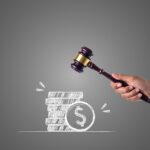 Un uomo che consulta documenti legati alla Legge 104 per ottenere detrazioni fiscali.