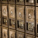 Buono postale con grafico degli interessi in aumento, simbolo di risparmio e investimento sicuro.