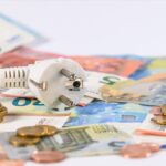 Immagine di un contatore del teleriscaldamento con grafica informativa sui bonus e sconti in bolletta.