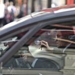 Immagine di un anziano alla guida di un'auto, simbolo di esenzione bollo auto per over 65.