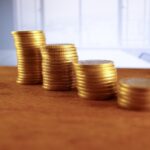 Giovane uomo riflette sulle opzioni pensionistiche dopo 20 anni di contributi.