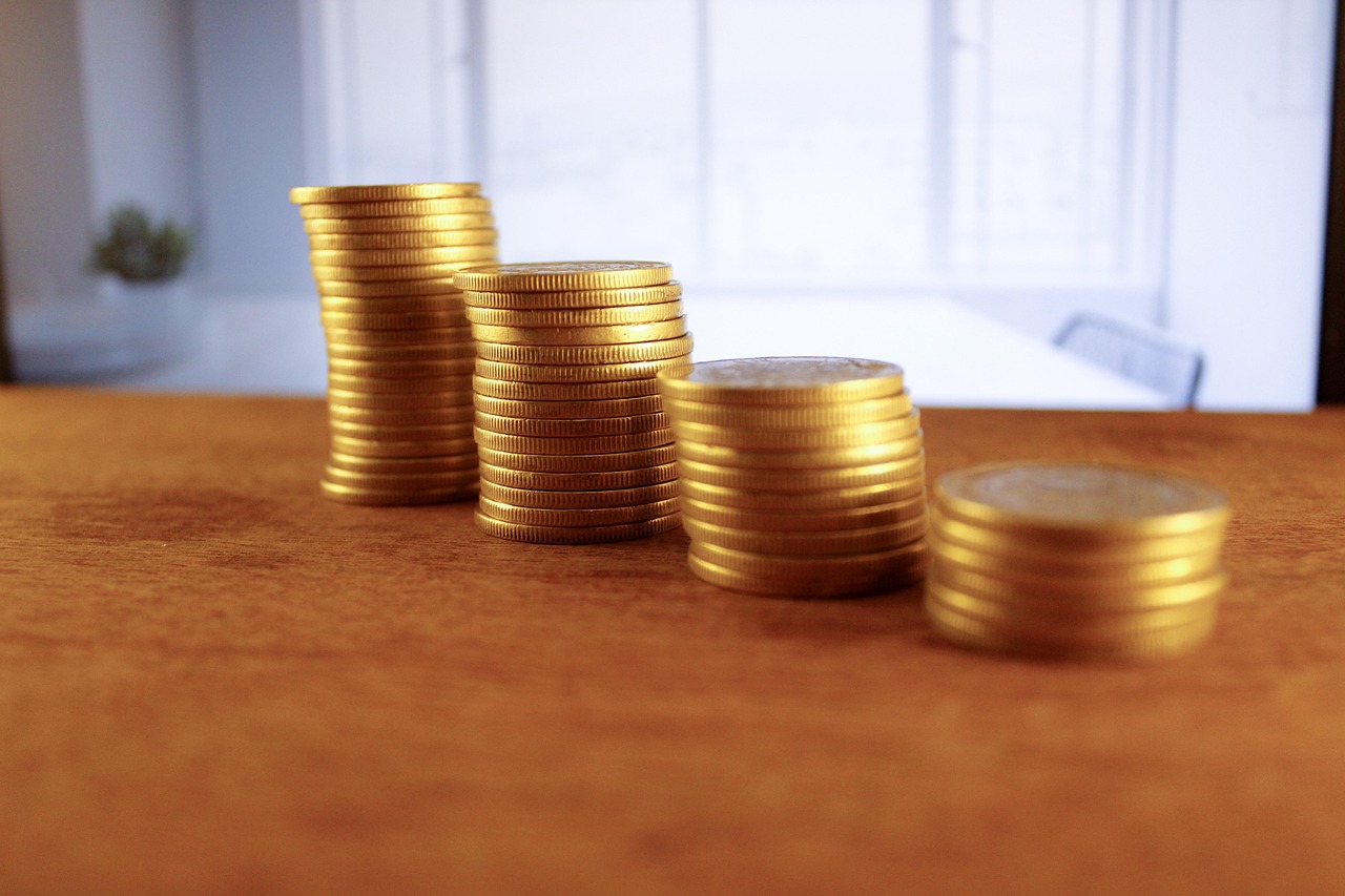 Giovane uomo riflette sulle opzioni pensionistiche dopo 20 anni di contributi.