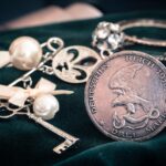 Una selezione di oggetti di antiquariato, tra cui mobili e decorazioni, esposti in un negozio specializzato.