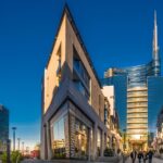 Immagine che rappresenta il mercato del lusso in Italia, con grafici e prodotti di alta gamma.